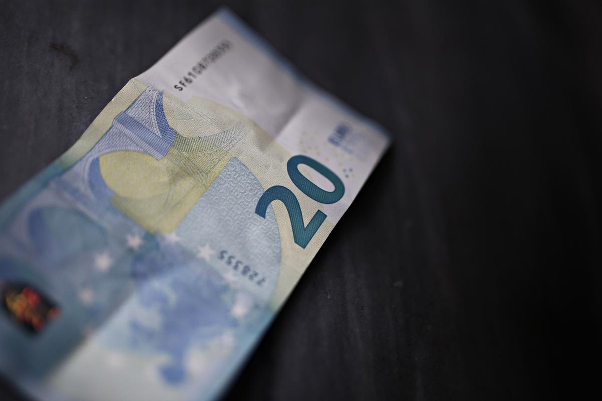 The newly released 20 euro banknote  /  Το νέο χαρτονόμισμα των 20 €