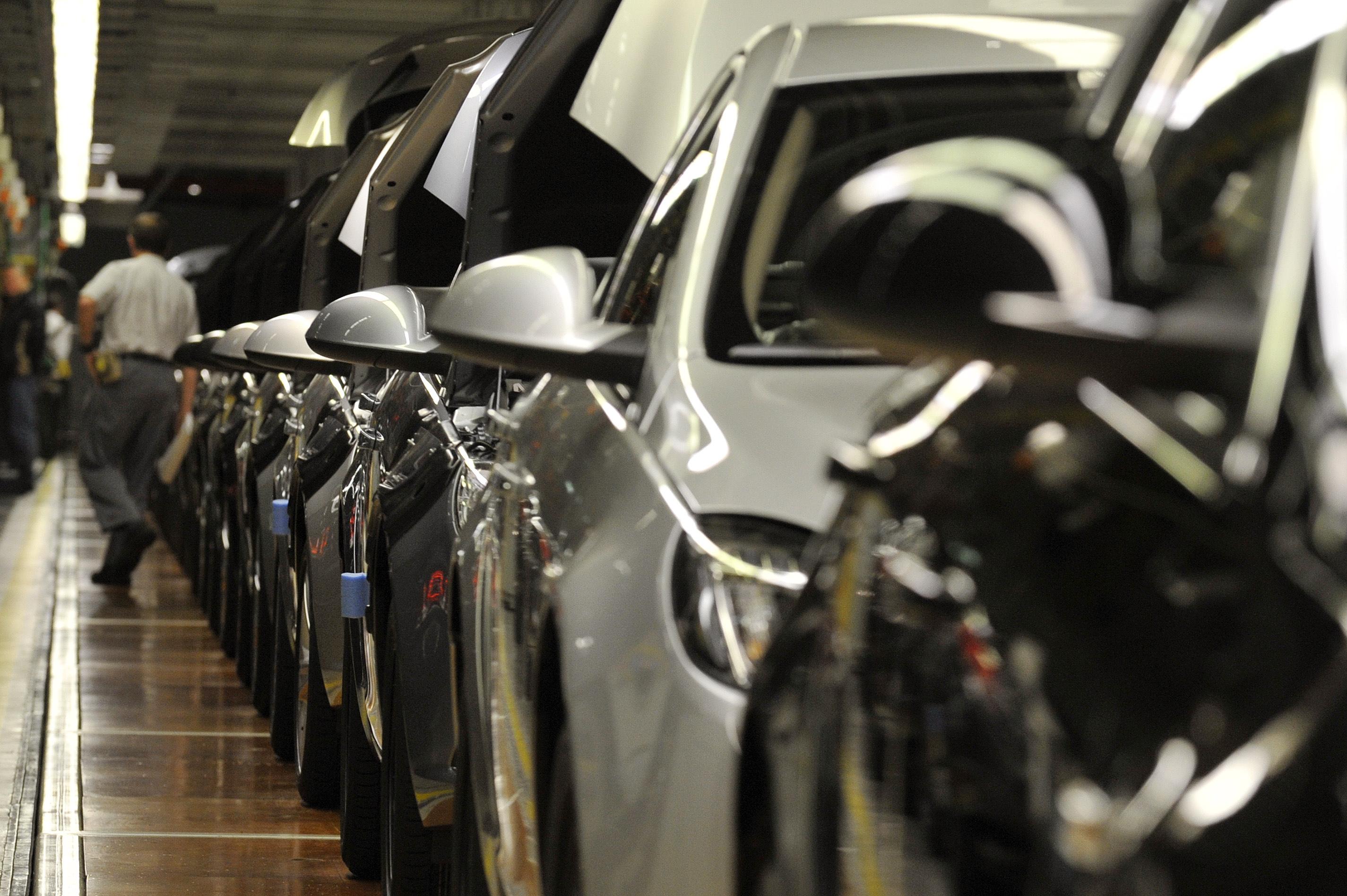 Newly built "Insignia" cars of General Motors German unit Opel are lined up inside the assembly hangar at the Opel headquarters in Ruesselsheim, December 3, 2008. REUTERS/Kai Pfaffenbach(GERMANY)