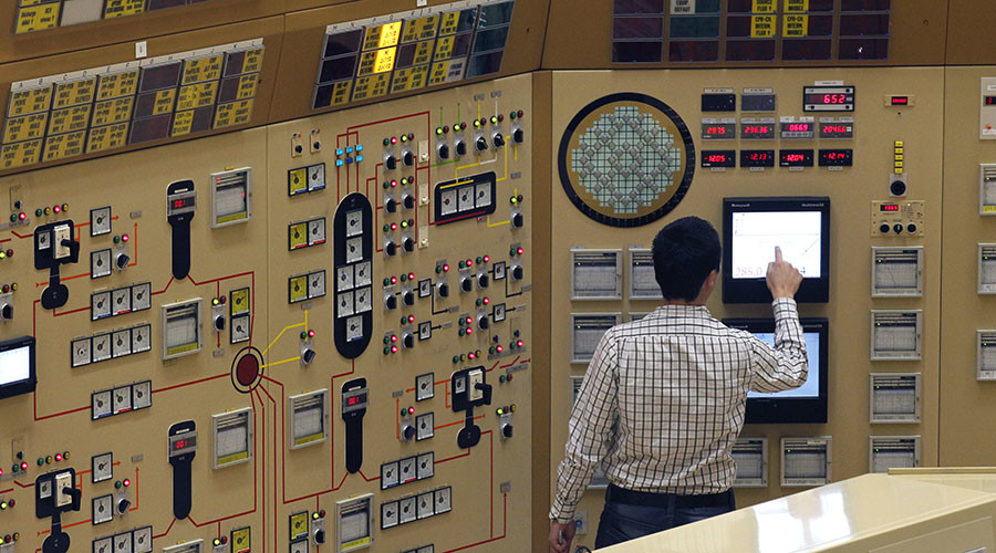 An employee checks screens in a simulation of a control room at Belgian nuclear power station in Tihange March 16, 2011. The European Commission said on Tuesday it wanted nuclear plants to undergo stress tests to prove their safety, not only in the 27 EU countries, but also in neighbouring states.    REUTERS/Yves Herman (BELGIUM - Tags: ENERGY) - RTR2JYS8