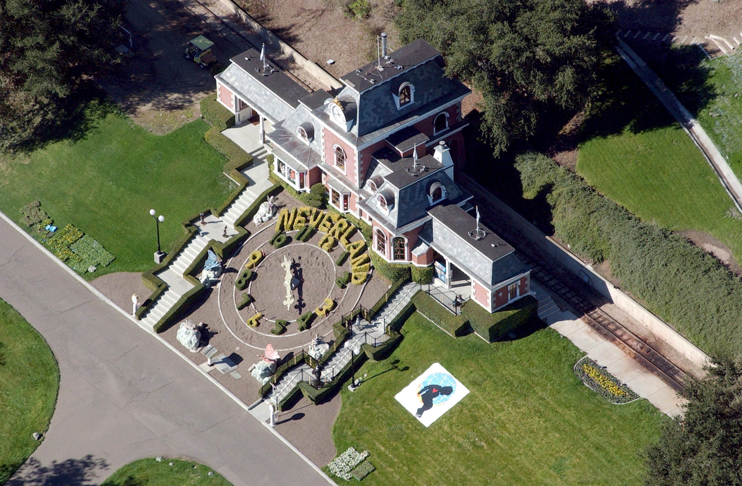 epa01268321 (FILES) An aerial view of the Neverland Ranch of US pop singer  Michael Jackson in Santa Ynez,  20 November 2003. Former popstar Michael Jackson could lose his California Neverland Ranch next month if he does not settle a 25-million dollar debt by the middle of March 2008, local media reported, 26 February 2008. Neverland Ranch will be put up for sale at a public auction on 19 March 2008 unless the 24.5-million dollar debt on the property is settled, reported the Santa Maria Times. Jackson, 49, had bought the lavish 2,800-acre estate in the hills of Santa Maria in 1987 for 30 million dollars, naming it after the island where children never grow up in Peter Pan stories.  EPA/ARMANDO ARORIYO