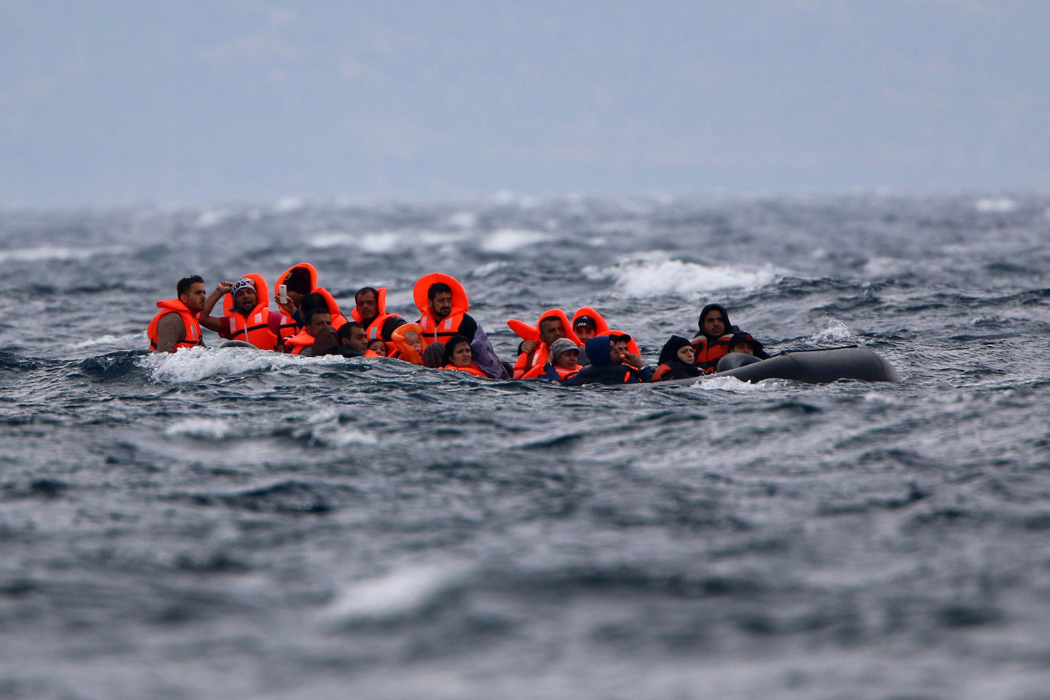 Πρόσφυγες φτάνουν με φουσκοτό σκάφος σε ακτή κοντά στην Εφταλού, την Κυριακή 11 Οκτωβρίου 2015, στη Λέσβο.  Αδίστακτος 34χρονος τούρκος διακινητής μεταναστών και προσφύγων είχε κουβαλήσει στη Λέσβο με το 15μετρο ξύλινο σκάφος του μόλις το περασμένο σαββατοκύριακο περισσότερους από 1000 ανθρώπους. Εισπράττοντας από τον καθέναν περισσότερα από τα 1500 ευρώ. Τελικά χθες το απόγευμα συνελήφθη από στελέχη του Λιμενικού Σώματος που περιπολούσαν στην περιοχή μαζί με στελέχη της FRONTEX. Σύμφωνα με πληροφορίες το δουλεμπορικό αυτό σκάφος, κινούμενο στη διαδρομή από τα απέναντι Μικρασιατικά παράλια και συγκεκριμένα την περιοχή Μπεχράμ Καλά στην Εφταλού της Λέσβου,  είχε μπει στο στόχαστρο των διωκτικών αρχών. Εντοπίστηκε και τέθηκε υπό παρακολούθηση. Τον άφησαν πρώτα να αποβιβάσει τους φυγάδες από τα απέναντι παράλια, προκειμένου κατά τη διάρκεια της επιχείρησης να μην κινδυνέψουν ανθρώπινες ζωές και στη συνέχεια τον καταδίωξαν και τον συνέλαβαν. Ο φωτογραφικός φακός του Πέτρου Τσακμάκη είχε αποθανατίσει το σκάφος αυτό το περασμένο Σαββατοκύριακο σε ένα από τα ταξίδια τους κι ενώ αποβίβαζε π