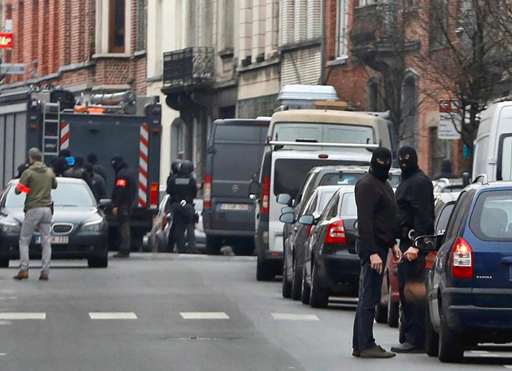 Police at the scene of a security operation in the Brussels suburb of Molenbeek in Brussels, Belgium, March 18, 2016.   REUTERS/Francois Lenoir