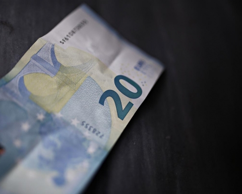 The newly released 20 euro banknote  /  Το νέο χαρτονόμισμα των 20 €